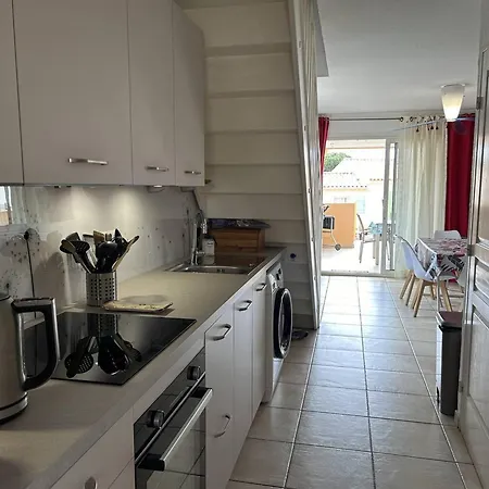 Duplex 3p, 6 Couchages, Proche Plage, Parking, Television, Balcon, Menage Inclus - Fr-1-251-722 * Le Lavandou